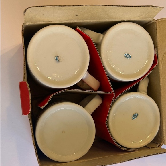 Vintage Christmas Mug Set with Christmas tree Design - Picture 3 of 9